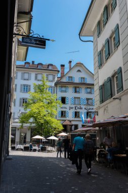 Lucern, İsviçre - 15 Ağustos 2019 - şehir manzarası ve yakındaki konut ve binalar