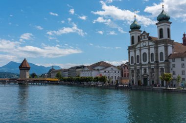 Lucern, İsviçre - 15 Ağustos 2019 - şehir manzarası ve yakındaki konut ve binalar