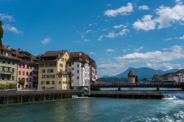 Lucern, İsviçre - 15 Ağustos 2019 - Şehir merkezinde duran eski Kapellbrucke ahşap köprüsünün manzarası