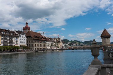 Lucern, İsviçre - 15 Ağustos 2019 - şehir manzarası ve yakındaki konut ve binalar