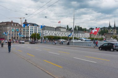 Lucern, İsviçre - 15 Ağustos 2019 - şehir manzarası ve yakındaki konut ve binalar