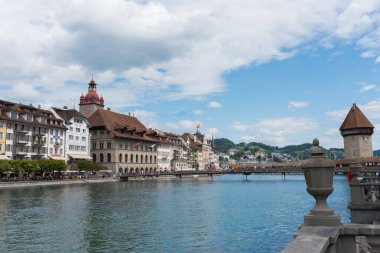 Lucern, İsviçre - 15 Ağustos 2019 - şehir manzarası ve yakındaki konut ve binalar