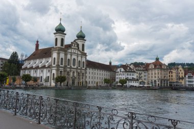 Lucern, İsviçre - 15 Ağustos 2019 - şehir manzarası ve yakındaki konut ve binalar