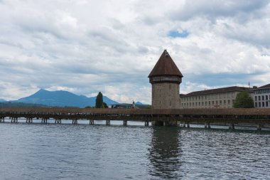 Lucern, İsviçre - 15 Ağustos 2019 - Şehir merkezinde duran eski Kapellbrucke ahşap köprüsünün manzarası
