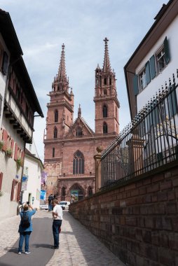 Basel, İsviçre - 16 Ağustos 2019 - Şehrin sokaklarında yürü ve eski kasabanın binalarını gör