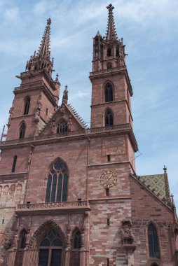 Basel, İsviçre - 16 Ağustos 2019 - Şehrin sokaklarında yürü ve eski kasabanın binalarını gör