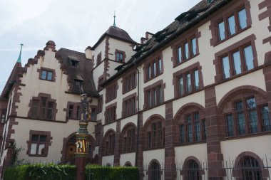 Basel, İsviçre - 16 Ağustos 2019 - Şehrin sokaklarında yürü ve eski kasabanın binalarını gör