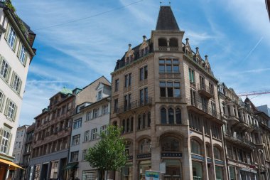 Basel, İsviçre - 16 Ağustos 2019 - Şehrin sokaklarında yürü ve eski kasabanın binalarını gör