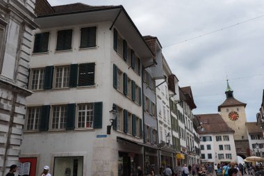 Solothurn, İsviçre - 17 Ağustos 2019 - Eski Solothurn kasabasının binalarına bakınız