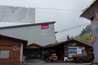 Murren, İsviçre - 13 Ağustos 2019 - Murren kasabası etrafındaki siste yürürken