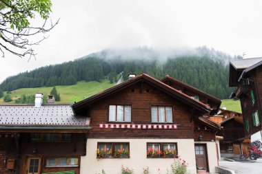 Murren, İsviçre - 13 Ağustos 2019 - Murren kasabası etrafındaki siste yürürken