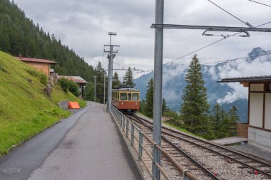 Murren, İsviçre - 13 Ağustos 2019 - Murren istasyonuna giden raylar ve hız treni
