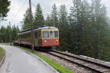 Murren, İsviçre - 13 Ağustos 2019 - Murren istasyonuna giden raylar ve hız treni
