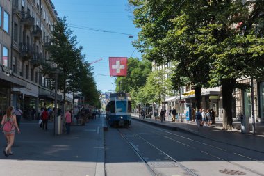 Zürih, İsviçre - 18 Ağustos 2019 - Şehir merkezindeki bina ve nehir manzarası