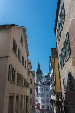 Zürih, İsviçre - 18 Ağustos 2019 - Şehir merkezindeki bina ve nehir manzarası