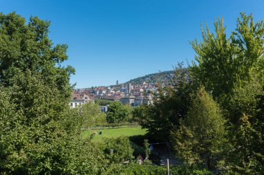 Zürih, İsviçre - 18 Ağustos 2019 - Şehir merkezindeki bina ve nehir manzarası