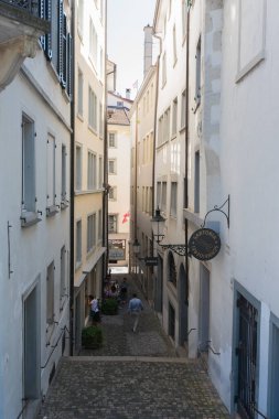 Zürih, İsviçre - 18 Ağustos 2019 - Şehir merkezindeki bina ve nehir manzarası