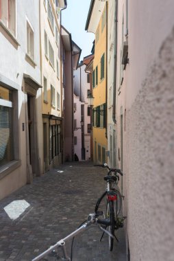 Zürih, İsviçre - 18 Ağustos 2019 - Şehir merkezindeki bina ve nehir manzarası