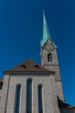 Zürih, İsviçre - 18 Ağustos 2019 - Şehirde dolaş ve katedrale ve kiliseye bak.