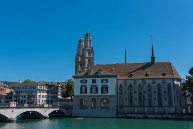 Zürih, İsviçre - 18 Ağustos 2019 - Şehirde dolaş ve katedrale ve kiliseye bak.