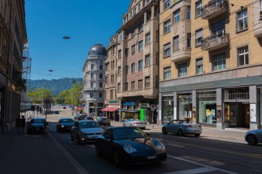 Zürih, İsviçre - 18 Ağustos 2019 - Şehir merkezindeki bina ve nehir manzarası