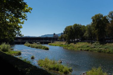 Zürih, İsviçre - 18 Ağustos 2019 - Şehir merkezindeki bina ve nehir manzarası