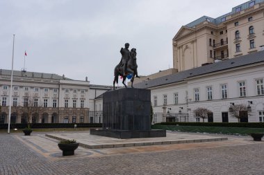 Varşova 'nın tarihi bölgesi - Krakowskie Przedmiescie caddesindeki başkanlık sarayı Prens Jozef Poniatowski anıtıyla
