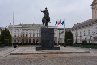 Varşova 'nın tarihi bölgesi - Krakowskie Przedmiescie caddesindeki başkanlık sarayı Prens Jozef Poniatowski anıtıyla
