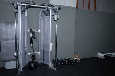 Olsztyn, Polonya - 21 Mart 2021 - Yeni açılan spor salonu ve egzersiz ekipmanları