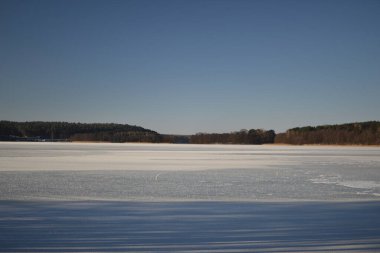 Kış zamanı Olsztyn 'de Ukiel Gölü