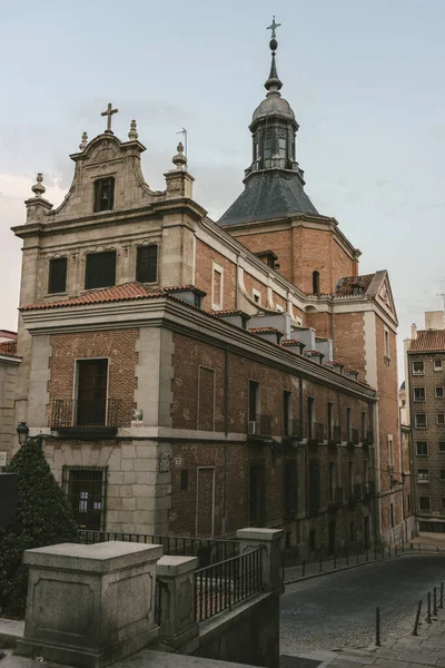 西班牙马德里 2018年8月6日 阿尔瓦罗 巴赞雕像矗立在一座古老的教堂旁边 — 图库照片