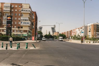 Madrid, İspanya - 7 Ağustos 2018 - Paseo de la Castellana Caddesi üzerindeki Cuatro Torres İş Bölgesi ve Madrid Merkez İş Bölgesi.