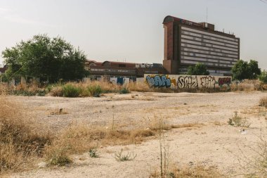 Madrid, İspanya - 7 Ağustos 2018 - Madrid 'in ortasında eski bir Mısır tapınağı olan Temple de Debod' un yanındaki bir ev manzarası