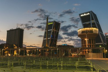 Madrid, İspanya - 7 Ağustos 2018 - Madrid 'deki iki kulenin Puerta de Europa manzarası