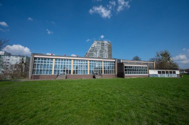 Olsztyn, Polonya - 19 Nisan 2021 - Olsztyn sokak sanat fotoğrafçılığındaki havuzdan sonraki eski bina manzarası