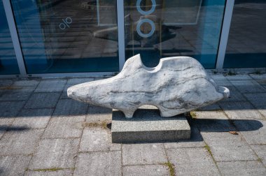 Olsztyn, Polonya - 19 Nisan 2021 - şehir manzarası olsztyn sokak sanat fotoğrafçılığı ve taş heykeller