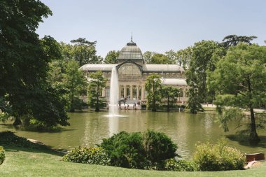 Madrid, İspanya - 8 Ağustos 2018 - Retiro Park ve Kristal Saray Manzarası