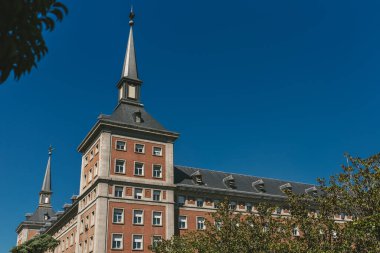 Madrid, İspanya - 8 Ağustos 2018 - Hava Bakanlığı Manzarası (Cuartel Generali del Ejercito del Aire)