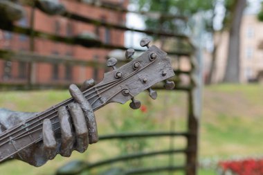 Szczytno, Polonya - 24 Haziran 2017 - Bronz bir heykel üzerinde metal gitar griffini