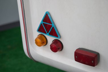 Eski model bir araba lambası.