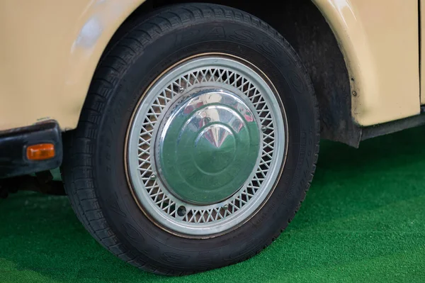 Çimlere Parkedilmiş Eski Arabanın Gümüş Tekerlek Kapağı — Stok fotoğraf