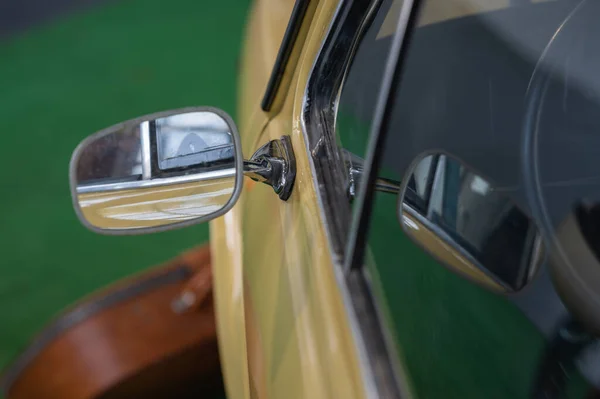 Olsztyn, Polonya - 6 Mayıs 2021 - otoparkta duran eski arabanın ve aynalarının görüntüsü