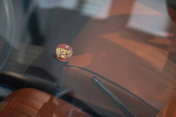 Vites Kolundaki Yaşlı Kehribar Düğmesi Arabadaki Vites Kolu — Stok fotoğraf