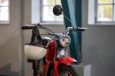 Olsztyn, Polonya - 6 Mayıs 2021 Romet 'ten kalma eski motosiklet yapay çimlerin üzerinde duruyor