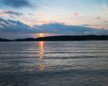 Olsztyn, Polonya - 3 Temmuz 2021 - Olsztyn şehir merkezindeki gölde gün batımı