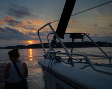 Olsztyn, Polonya - 3 Temmuz 2021 - Olsztyn şehir merkezindeki gölde gün batımı