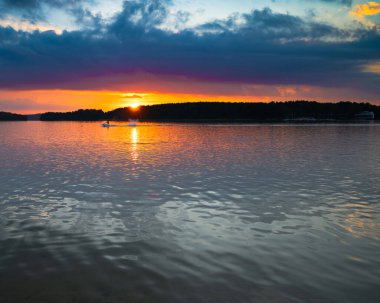 Olsztyn, Polonya - 3 Temmuz 2021 - Olsztyn şehir merkezindeki gölde gün batımı