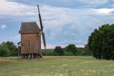 Olsztynek, Polonya - 18 Temmuz 2021 - Gün batımındaki eski değirmenin görüntüsü, açık hava fotoğrafı sırasında.