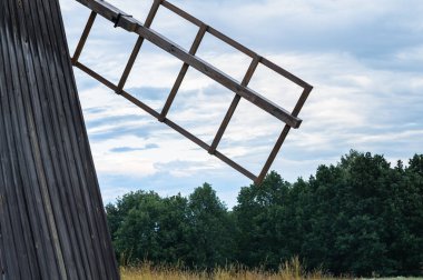 Olsztynek, Polonya - 18 Temmuz 2021 - Gün batımındaki eski değirmenin görüntüsü, açık hava fotoğrafı sırasında.