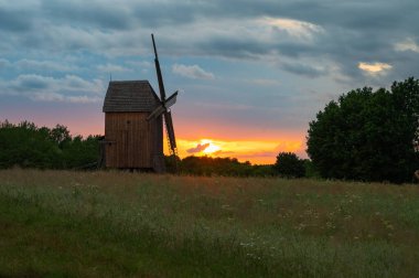Olsztynek, Polonya - 18 Temmuz 2021 - Gün batımındaki eski değirmenin görüntüsü, açık hava fotoğrafı sırasında.